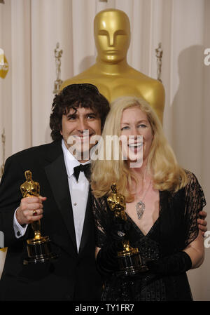 Bob Murawski, Chris Innis halten Sie die Oscars für Achievement in Film Editing für die Arbeit an "The Hurt Locker" auf der 82. jährlichen Academy Awards in Hollywood am 7. März 2010. UPI/Phil McCarten Stockfoto