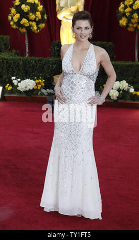 Schauspielerin Stana Katic kommt auf dem roten Teppich an der 82nd Academy Awards in Hollywood am 7. März 2010. UPI/David Silpa Stockfoto
