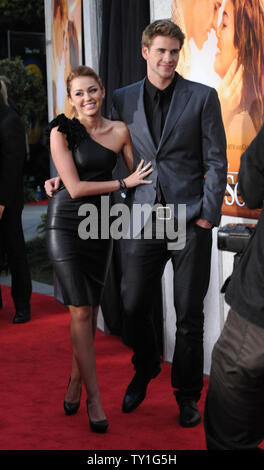 Miley Cyrus (L) und Liam Hemsworth von Australien, der Co - Stern in der motion picture Drama "Das letzte Lied", an der Premiere des Films im Arclight Cinerama Dome in Los Angeles am 25. März 2010. UPI/Jim Ruymen Stockfoto