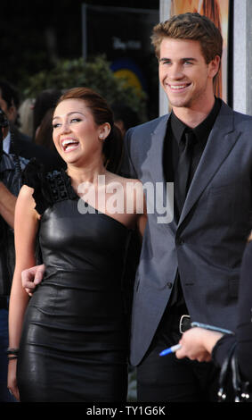 Miley Cyrus (L) und Liam Hemsworth von Australien, der Co - Stern in der motion picture Drama "Das letzte Lied", an der Premiere des Films im Arclight Cinerama Dome in Los Angeles am 25. März 2010. UPI/Jim Ruymen Stockfoto