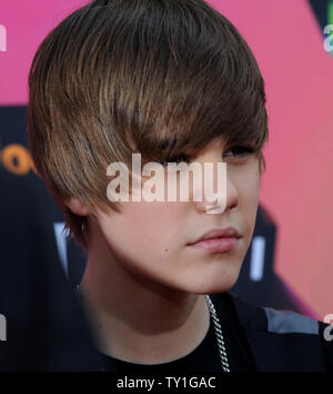 Sänger Justin Bieber nimmt an der 23. jährlichen Nickelodeon Kids' Choice Awards an der UCLA Pauley Pavillion in Los Angeles am 27. März 2010 statt. UPI/Jim Ruymen Stockfoto