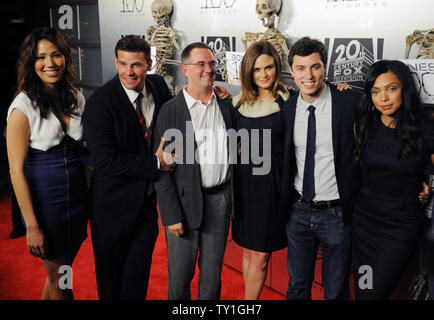 Schauspielerin Michaela Conlin, Schauspieler/Regisseur David Boreanaz, Creator/Executive Producer Hart Hanson, Schauspielerin Emily Deschanel, Schauspieler John Francis Daley und Schauspielerin Tamara Taylor (L-R) an Fox's 'Knochen' 100 Episode Feier in West Hollywood, Kalifornien am 7. April 2010. UPI/Jim Ruymen Stockfoto