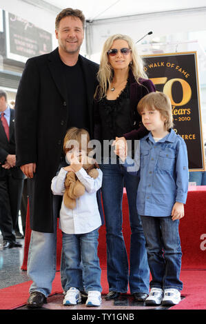 Australische Schauspieler Russell Crowe Retter im Moment mit seiner Frau Danielle Spencer und ihre zwei Söhne Charlie Spencer Crowe (L) und Tennyson Spencer Crowe während einer enthüllungsfeier ihn ehrt mit dem 2.404 th Stern auf dem Hollywood Walk of Fame in Los Angeles am 12. April 2010. UPI/Jim Ruymen Stockfoto