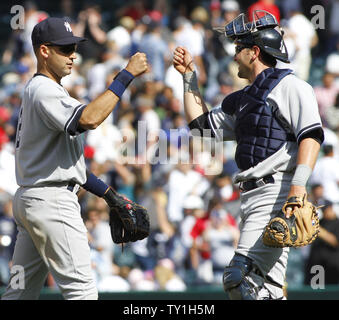 New York Yankees shortstop Derek Jeter, Links, beglückwünscht New York Yankees catcher Francisco Cervelli, nachdem sie die Los Angeles Angels im Angel Stadium in Anaheim, Kalifornien, am 24. April 2010 schlagen. Die Yankees gewann 7-1. UPI/Lori Shepler. Stockfoto
