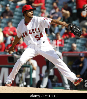 Los Angeles Engel Krug Ervin Santana Plätze gegen die Cleveland Indians im ersten Inning im Angel Stadium in Anaheim, Kalifornien, am 28. April 2010. UPI/Lori Shepler. Stockfoto