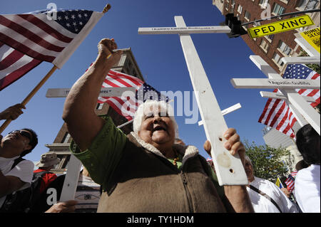 Wie tausende erweisen sich für einen Tag März und Kundgebung zur Unterstützung der Rechte der Einwanderer in Los Angeles am 1. Mai 2010. UPI Foto/Phil McCarten Stockfoto