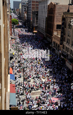 Marchers machen sich auf den Weg in Richtung Norden auf die Broadway Innenstadt während einer Demonstration und Kundgebung fuer die Reform der Einwanderung und Protest gegen Arizona das umstrittene Gesetz, in Los Angeles am 1. Mai 2010. Dutzende von märsche statt über dem Land. UPI/Jim Ruymen Stockfoto