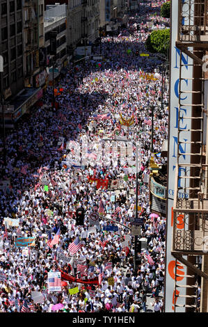 Marchers machen sich auf den Weg in Richtung Norden auf die Broadway Innenstadt während einer Demonstration und Kundgebung fuer die Reform der Einwanderung und Protest gegen Arizona das umstrittene Gesetz, in Los Angeles am 1. Mai 2010. Dutzende von märsche statt über dem Land. UPI/Jim Ruymen Stockfoto