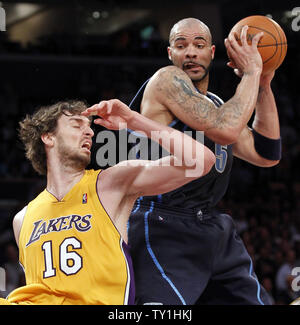 Utah Jazz forward Carlos Boozer, rechts, ergreift einen Rückstoß über Los Angeles Lakers forward Pau Gasol (16) in der zweiten Hälfte des Spiel 2 ihrer westlichen Konferenz-Halbfinale Reihe bei Staples Center in Los Angeles am 4. Mai 2010. Die Lakers gewonnen 111-103. UPI Foto/Lori Shepler Stockfoto