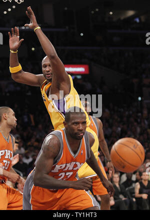 Phoenix Suns guard Jason Richardson (23) Geht für die lose Kugel als Los Angeles Lakers forward Lamar Odom Uhren während der zweiten Hälfte des Spiel 2 der Western Conference Finals Reihe bei Staples Center in Los Angeles am 19. Mai 2010. Die Lakers gewonnen 124-112. UPI Foto/Lori Shepler Stockfoto