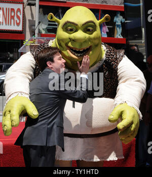 Ist "Shrek" von Schauspieler Mike Myers als der Charakter erhält einen Stern auf dem Hollywood Walk of Fame in Los Angeles am 20. Mai 2010. Myers bietet die Stimme von Shrek in der animierte Film Franchise. UPI/Jim Ruymen Stockfoto