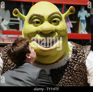 Ist "Shrek" von Schauspieler Mike Myers als der Charakter erhält einen Stern auf dem Hollywood Walk of Fame in Los Angeles am 20. Mai 2010. Myers bietet die Stimme von Shrek in der animierte Film Franchise. UPI/Jim Ruymen Stockfoto