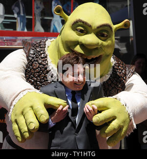 Ist "Shrek" von Schauspieler Mike Myers als der Charakter erhält einen Stern auf dem Hollywood Walk of Fame in Los Angeles am 20. Mai 2010. Myers bietet die Stimme von Shrek in der animierte Film Franchise. UPI/Jim Ruymen Stockfoto