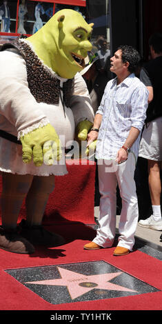 Ist "Shrek" von Schauspieler Antonio Banderas als der Charakter erhält einen Stern auf dem Hollywood Walk of Fame in Los Angeles am 20. Mai 2010. Die animierte Ogre erhielt den 2.408 th Stern auf dem Walk of Fame und wurde von "Shrek" Stimme trat Darsteller Banderas und Mike Myers. UPI/Jim Ruymen Stockfoto