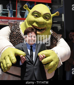 Ist "Shrek" von Schauspieler Mike Myers als der Charakter erhält einen Stern auf dem Hollywood Walk of Fame in Los Angeles am 20. Mai 2010. Myers bietet die Stimme von Shrek in der animierte Film Franchise. UPI/Jim Ruymen Stockfoto