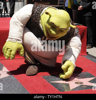 "Shrek" sieht aus über seinen Stern auf dem Hollywood Walk of Fame in Los Angeles am 20. Mai 2010. Die animierte Ogre erhielt den 2.408 th Stern auf dem Walk of Fame und wurde von "Shrek" Stimme trat Darsteller Banderas und Mike Myers. UPI/Jim Ruymen Stockfoto