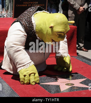 "Shrek" sieht aus über seinen Stern auf dem Hollywood Walk of Fame in Los Angeles am 20. Mai 2010. Die animierte Ogre erhielt den 2.408 th Stern auf dem Walk of Fame und wurde von "Shrek" Stimme trat Darsteller Banderas und Mike Myers. UPI/Jim Ruymen Stockfoto