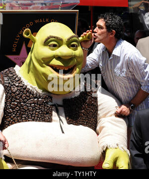 Ist "Shrek" von Schauspieler Antonio Banderas als der Charakter erhält einen Stern auf dem Hollywood Walk of Fame in Los Angeles am 20. Mai 2010. Die animierte Ogre erhielt den 2.408 th Stern auf dem Walk of Fame und wurde von "Shrek" Stimme trat Darsteller Banderas und Mike Myers. UPI/Jim Ruymen Stockfoto