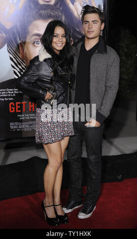 Zac Efron (R) und Vanessa Hudgens Besuchen die Premiere des Films "Ihn zu den Griechischen' im Griechischen Theater in Los Angeles am 25. Mai 2010. UPI Foto/Phil McCarten Stockfoto