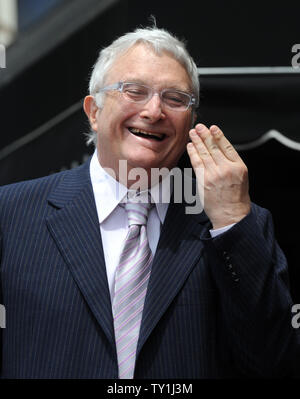 Sänger, Komponist und Songwriter Randy Newman reagiert während einer enthüllungsfeier ihn ehrt mit dem 2.411 th Stern auf dem Hollywood Walk of Fame vor dem historischen Musso & Frank Grill in Los Angeles am 2. Juni 2010. UPI/Jim Ruymen Stockfoto