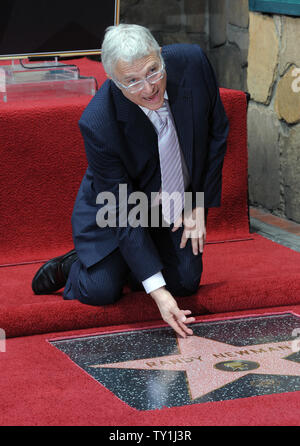 Sänger, Komponist und Songwriter Randy Newman kniet neben seinen Stern während einer enthüllungsfeier ihn ehrt mit dem 2.411 th Stern auf dem Hollywood Walk of Fame vor dem historischen Musso & Frank Grill in Los Angeles am 2. Juni 2010. UPI/Jim Ruymen Stockfoto