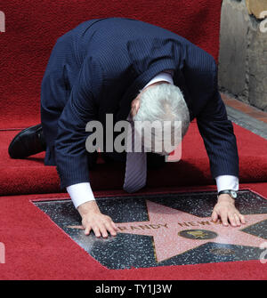 Sänger, Komponist und Songwriter Randy Newman berührt seine Sterne während einer enthüllungsfeier ihn ehrt mit dem 2.411 th Stern auf dem Hollywood des Ruhmes vor der historischen Musso & Frank Grill in Los Angeles am 2. Juni 2010. UPI/Jim Ruymen Stockfoto