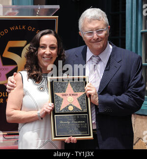 Sänger, Komponist und Songwriter Randy Newman wird von seiner Frau Gretchen Pierce trat während einer enthüllungsfeier ihn ehrt mit dem 2.411 th Stern auf dem Hollywood Walk of Fame vor dem historischen Musso & Frank Grill in Los Angeles am 2. Juni 2010. UPI/Jim Ruymen Stockfoto