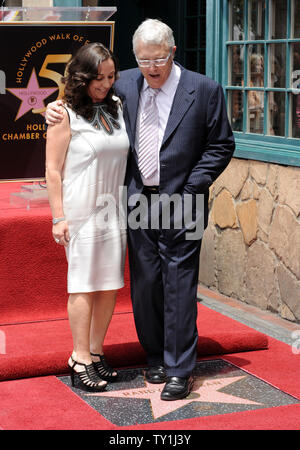 Sänger, Komponist und Songwriter Randy Newman wird von seiner Frau Gretchen Pierce trat während einer enthüllungsfeier ihn ehrt mit dem 2.411 th Stern auf dem Hollywood Walk of Fame vor dem historischen Musso & Frank Grill in Los Angeles am 2. Juni 2010. UPI/Jim Ruymen Stockfoto