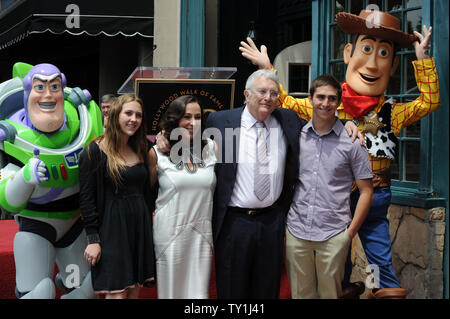 Sänger, Komponist und Songwriter Randy Newman ist gemeinsam mit seiner Frau Gretchen Pierce und ihre Tochter Alice und Sohn Patrick während einer enthüllungsfeier ihn ehrt mit dem 2.411 th Stern auf dem Hollywood Walk of Fame vor dem historischen Musso & Frank Grill in Los Angeles am 2. Juni 2010. UPI/Jim Ruymen Stockfoto