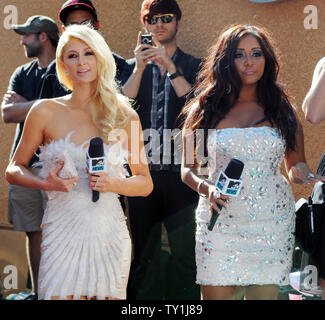 Paris Hilton (L) und Snooky der 'Jersey Shore' Reality-TV-Serie halten Sie die Mikrofone an den 2010 MTV Movie Awards in Los Angeles am 6. Juni 2010. UPI/Jim Ruymen Stockfoto