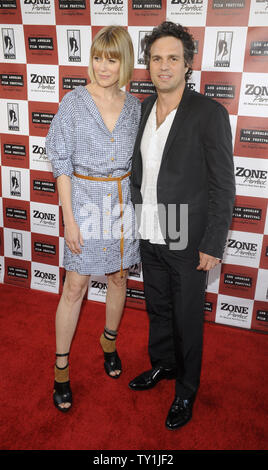 Warf Mitglied Mark Ruffalo (R) und Sunrise Coigney die Premiere des Films teilnehmen" Die Kinder sind alle Recht' in Los Angeles am 17. Juni 2010. (UPI Foto/Phil McCarten) Stockfoto