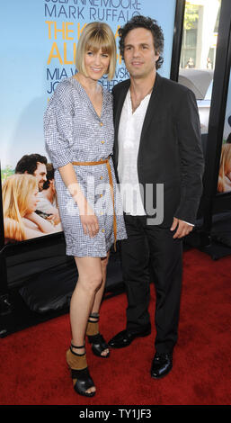 Warf Mitglied Mark Ruffalo (R) und Sunrise Coigney die Premiere des Films teilnehmen" Die Kinder sind alle Recht' in Los Angeles am 17. Juni 2010. (UPI Foto/Phil McCarten) Stockfoto