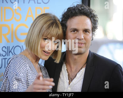 Warf Mitglied Mark Ruffalo (R) und Sunrise Coigney die Premiere des Films teilnehmen" Die Kinder sind alle Recht' in Los Angeles am 17. Juni 2010. (UPI Foto/Phil McCarten) Stockfoto