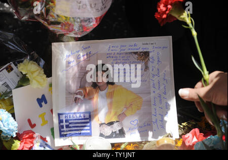 Auf dem Jahrestag der 'King of Pop' Tod, Fans besuchen Sie Michael Jacksons Stern auf dem Hollywood Walk of Fame in Los Angeles, Kalifornien am 25. Juni 2010. UPI/Phil McCarten Stockfoto