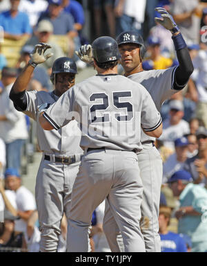 New York Yankees Mark Teixeira (25) gratuliert durch Curtis Granderson, Links, und Derek Jeter, direkt nach der Kollision mit einem 3 run homerun gegen die Los Angeles Dodgers im ersten Inning im Dodger Stadium Los Angeles, Kalifornien am 26. Juni 2010. UPI/Lori Shepler. Stockfoto