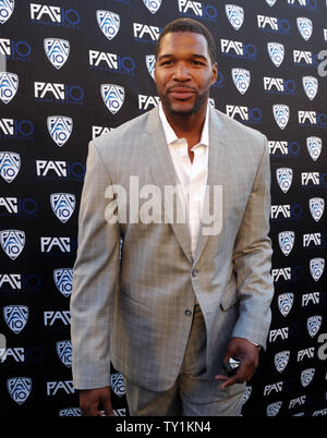 Fußball-Analyst Michael Strahan besucht FOX Sports/PAC-10 Konferenz Hollywood premiere Nacht in Twentieth Century Fox Studios in Los Angeles am 29. Juli 2010. UPI/Jim Ruymen Stockfoto