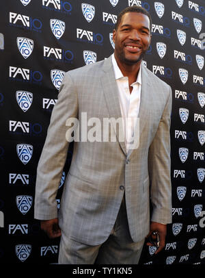 Fußball-Analyst Michael Strahan besucht FOX Sports/PAC-10 Konferenz Hollywood premiere Nacht in Twentieth Century Fox Studios in Los Angeles am 29. Juli 2010. UPI/Jim Ruymen Stockfoto