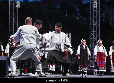 Zagreb, Kroatien. 25. Juni 2019. Künstler aus der National Folk Dance Ensemble von Kroatien LADO in Zagreb Classic Open Air Festival in Zagreb, Kroatien, 25. Juni 2019 durchzuführen. Credit: Sandra Simunovic/Xinhua/Alamy leben Nachrichten Stockfoto