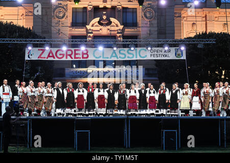 Zagreb, Kroatien. 25. Juni 2019. Künstler aus der National Folk Dance Ensemble von Kroatien LADO in Zagreb Classic Open Air Festival in Zagreb, Kroatien, 25. Juni 2019 durchzuführen. Credit: Sandra Simunovic/Xinhua/Alamy leben Nachrichten Stockfoto