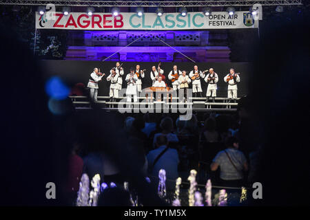 Zagreb, Kroatien. 25. Juni 2019. Künstler aus der National Folk Dance Ensemble von Kroatien LADO in Zagreb Classic Open Air Festival in Zagreb, Kroatien, 25. Juni 2019 durchzuführen. Credit: Sandra Simunovic/Xinhua/Alamy leben Nachrichten Stockfoto