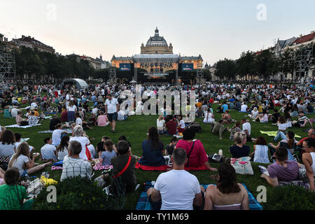 Zagreb, Kroatien. 25. Juni 2019. Die Menschen genießen die Leistung der National Folk Dance Ensemble von Kroatien LADO in Zagreb Classic Open Air Festival in Zagreb, Kroatien, 25. Juni 2019. Credit: Sandra Simunovic/Xinhua/Alamy leben Nachrichten Stockfoto