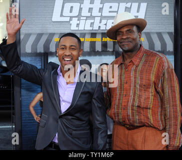 Darsteller Brandon T. Jackson (L) und Keith David die Premiere der motion picture Komödie 'Lottery Ticket" am Grauman's Chinese Theater in Hollywood" in Los Angeles am 12. August 2010 teilnehmen. UPI/Jim Ruymen Stockfoto