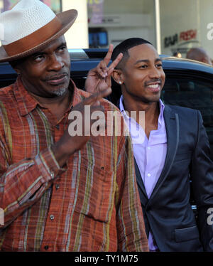 Darsteller Brandon T. Jackson (R) und Keith David die Premiere der motion picture Komödie 'Lottery Ticket" am Grauman's Chinese Theater in Hollywood" in Los Angeles am 12. August 2010 teilnehmen. UPI/Jim Ruymen Stockfoto