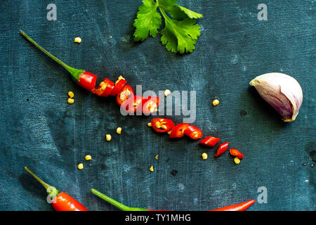 In der Nähe von Hot red chili und Samen auf einer Schiefertafel s Stockfoto