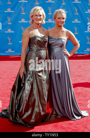 Glenn Close (L) und ihre Tochter Annie Maude Starke am 62. Primetime Emmy Awards im Nokia Theater in Los Angeles am 29. August 2010. UPI/Lori Shepler Stockfoto