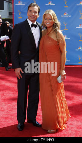 Host des 62 Primetime Emmy Awards Jimmy Fallon und seine Frau Nancy Juvonen kommen im Nokia Theater in Los Angeles am 29. August 2010. UPI/Lori Shepler Stockfoto