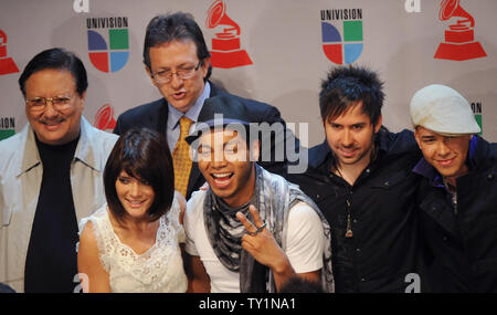 Latin Recording Academy Gabriel Abaroa Jr. (hinten) verbindet Musiker Arturo Sandoval, Kany Garcia, Camila Mitglieder und Prince Royce (L-R) nach Bekanntgabe der Kandidaturen für die 11. jährliche Latin Grammy Awards im Avalon im Hollywood Abschnitt von Los Angeles am 8. September 2010. Die 11. jährliche Latin Grammy Awards werden am 11. November 2010 in Las Vegas, Nevada statt. UPI/Jim Ruymen.. Stockfoto