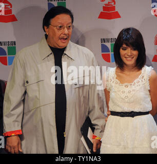 Kubanische Jazz musiker Arturo Sandoval (L) reagiert auf seine Nominierung als Kany Garcia sieht während der Nominierungen für die 11. jährliche Latin Grammy Awards im Avalon im Hollywood Abschnitt von Los Angeles am 8. September 2010. Die 11. jährliche Latin Grammy Awards werden am 11. November 2010 in Las Vegas, Nevada statt. UPI/Jim Ruymen.. Stockfoto