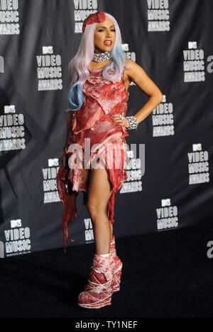 Lady Gaga wird backstage Tragen eines Fleisch Kleid nach dem Akzeptieren der Award für das Video des Jahres für "Bad Romance" bei den MTV Video Music Awards in Los Angeles am 12. September 2010 in Los Angeles. UPI/Jim Ruymen Stockfoto