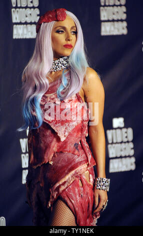 Lady Gaga wird backstage Tragen eines Fleisch Kleid nach dem Akzeptieren der Award für das Video des Jahres für "Bad Romance" bei den MTV Video Music Awards in Los Angeles am 12. September 2010 in Los Angeles. UPI/Jim Ruymen Stockfoto